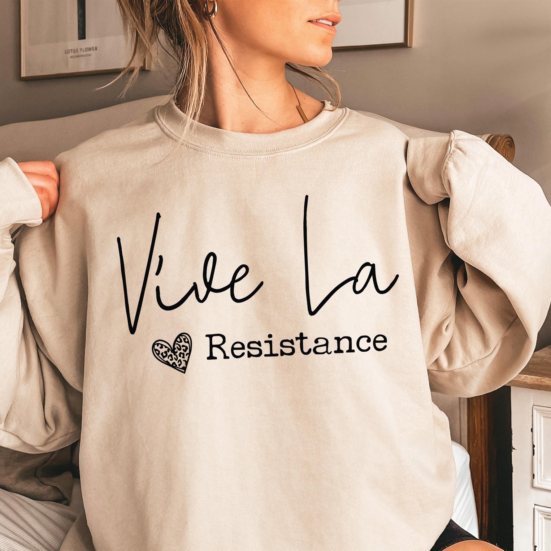 Beige oversized sweatshirt with Vive La Resistance print.